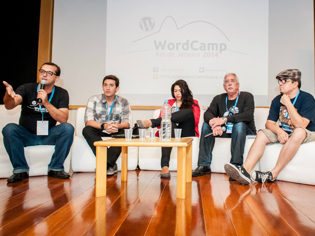 Eu moderando um painel no evento WordCampRJ 2014