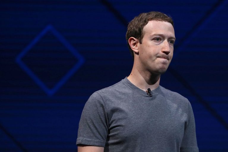 Mark Zuckerberg no palco, na época do caso Cambridge Analytica